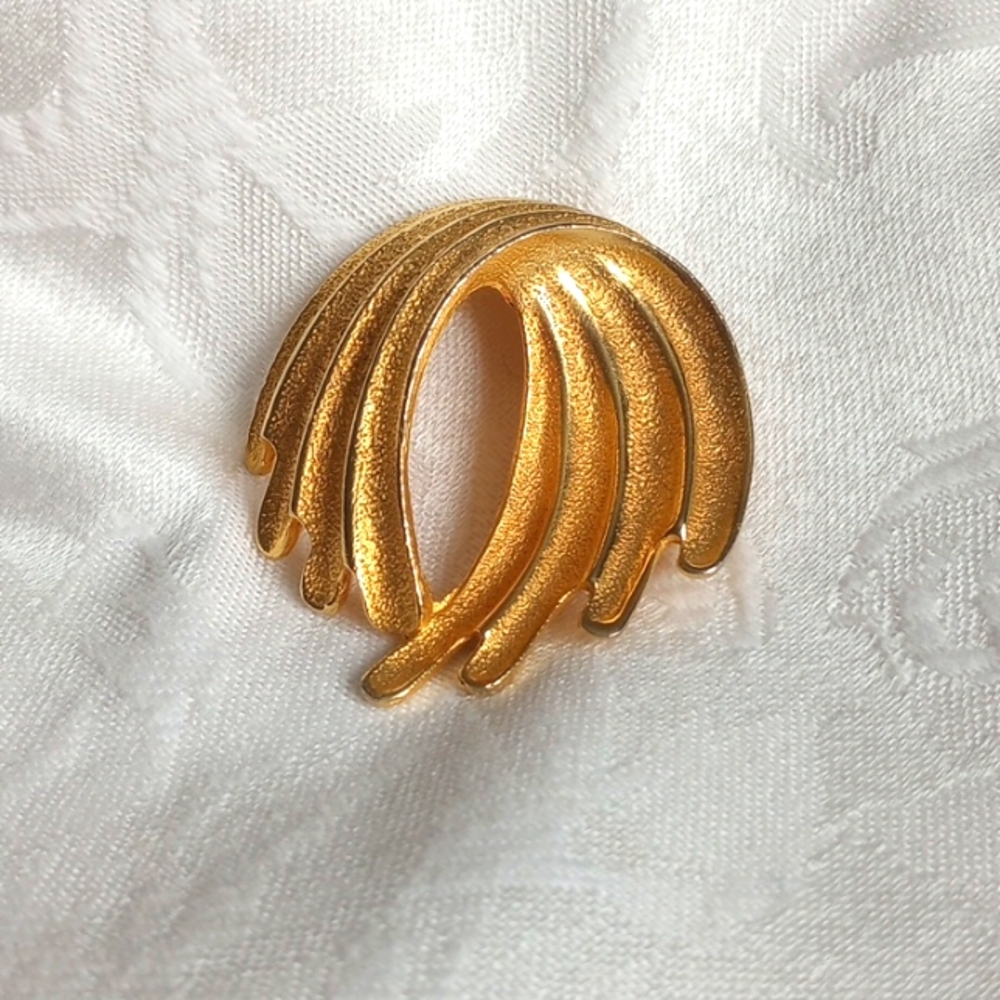 Vintage Women’s Costume Jewelry Ribbon Modern Ruffle Gold Tone Brooch
